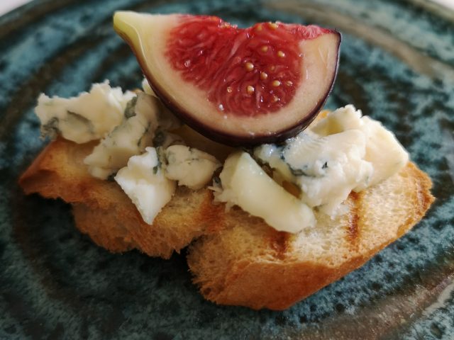 Blue cheese crostini figs