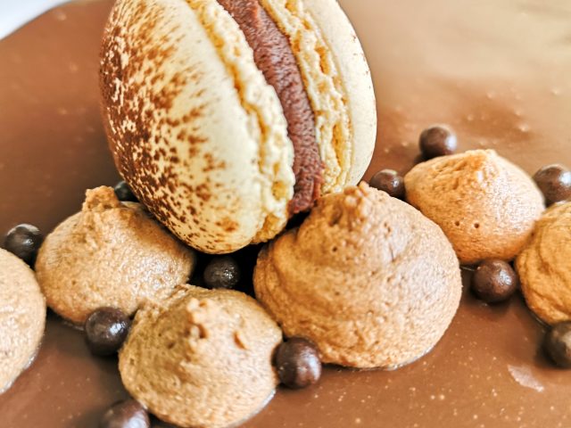 Hazelnut cake with macron