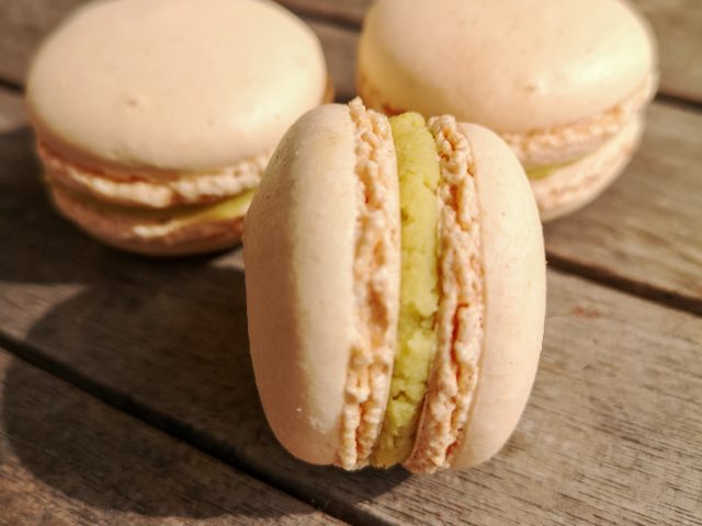 Macrons with white chocolate and pistachio