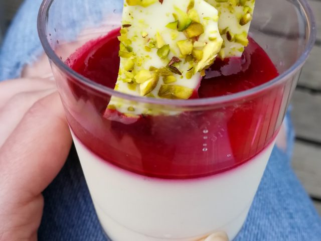 Vanilla panna cotta with raspberry sauce
