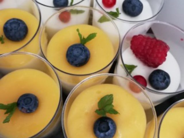 Yoghurt mousse lemon curd