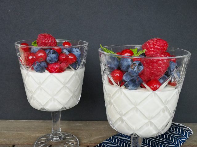 Yogurt mousse with summer berries